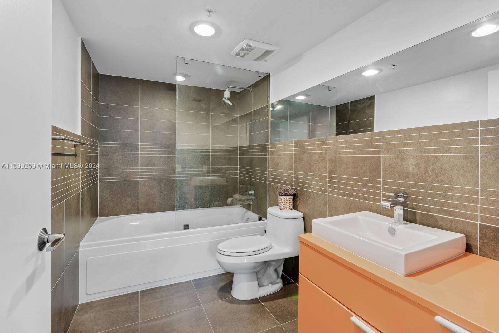 Artecity Unit #210 | Picture 14